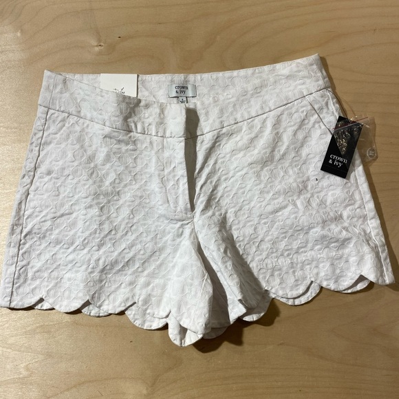 Crown & Ivy Women's White Scalloped Shorts Size 4 (MO) - Picture 2 of 7